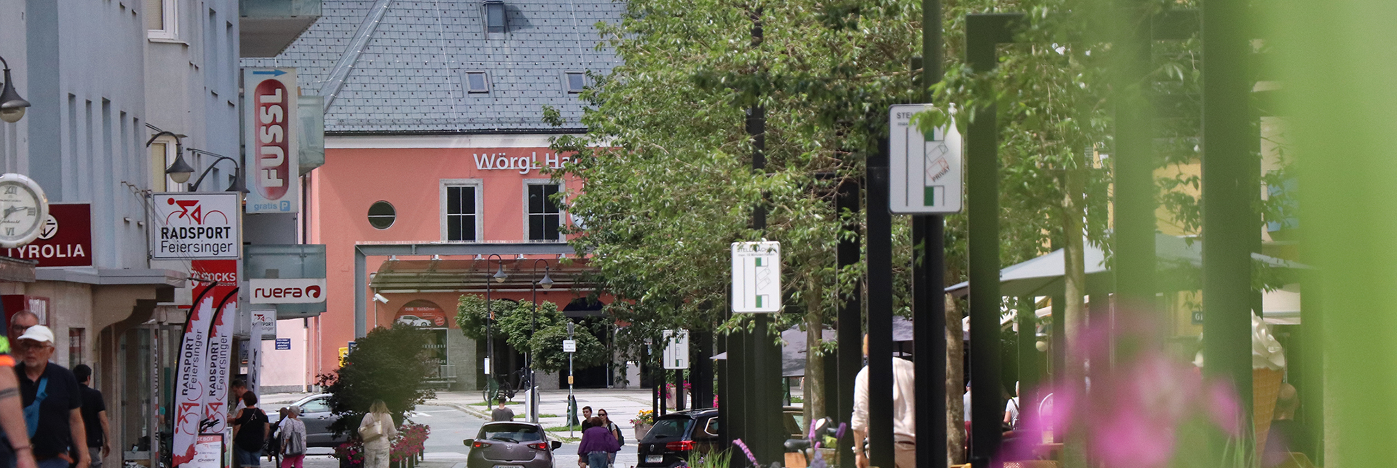 Stadtbäume der Zukunft in einer österreichischen Stadt Belebte Fußgängerzone in Wörgl Österreich