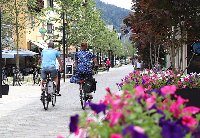 Zwei Radfahrer in einer Fußgängerzone