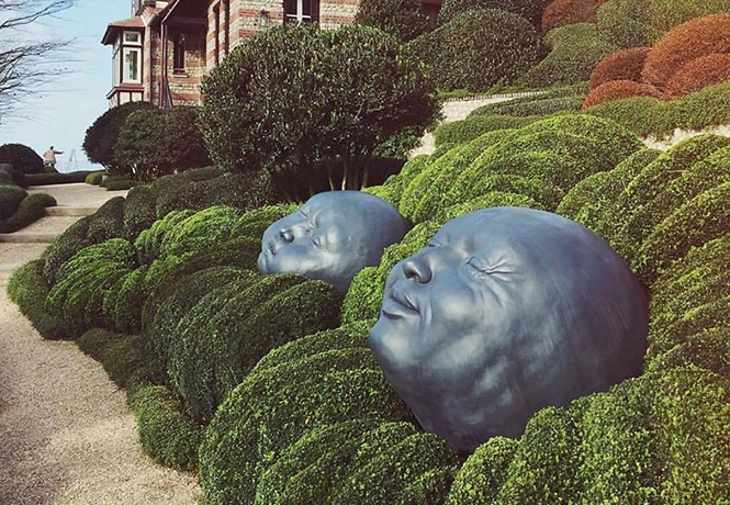 Die Étretat-Gärten in Normandie, Frankreich, sind ein innovativer Klippengarten mit einzigartigen „lebenden Skulpturen“ mit Pflanzen der Baumschule Lorenz von Ehren.