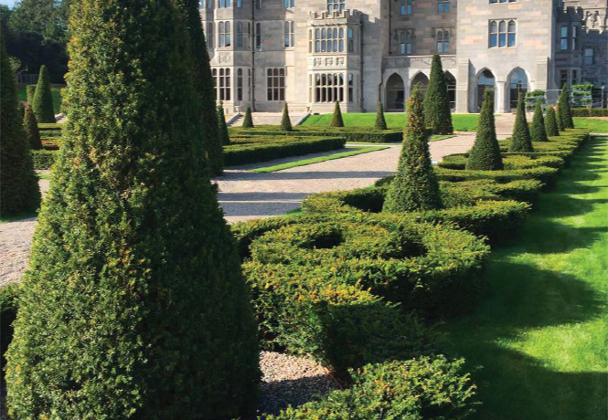 Tauchen Sie ein in die beeindruckende Gartenlandschaft von Adare Manor, einem Ort, der Geschichte und Natur in perfekter Harmonie vereint.