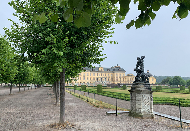 Barockgarten am Schloss Drottningholm in Schweden, umgeben von vierreihigen Kaiser-Linden, die von Lorenz von Ehren gezogen und 2008 geliefert wurden. Heute prägen sie majestätisch die Landschaft.