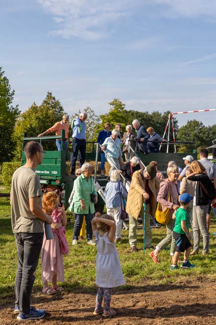 Menschen steigen vom Anhänger