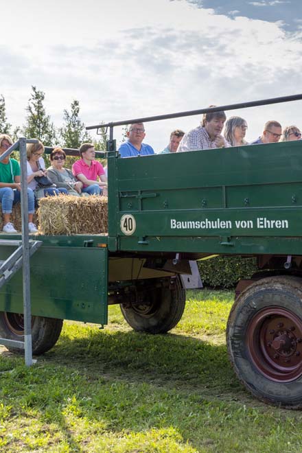 Menschen sitzen im Anhänger