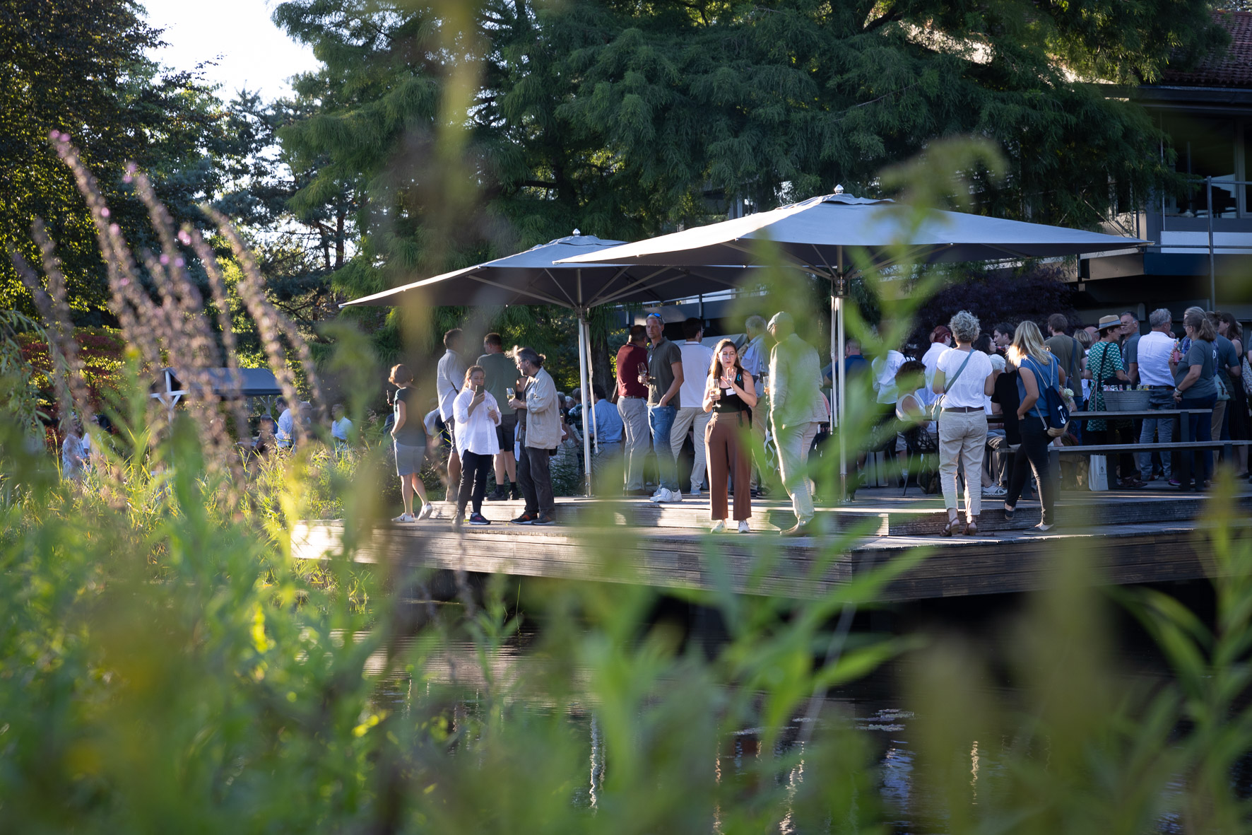 Verbringen Sie eine angenehme Zeit beim Barbecue und knüpfen Sie neue berufliche Kontakte mit Fachleuten aus der Baumschul- und Gartenbranche.