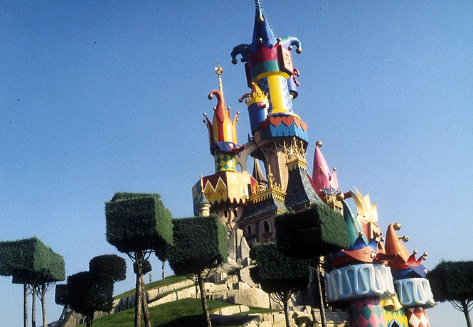 Pflanzen in Kastenform, gestaltet für den Disneyland Park in Paris.